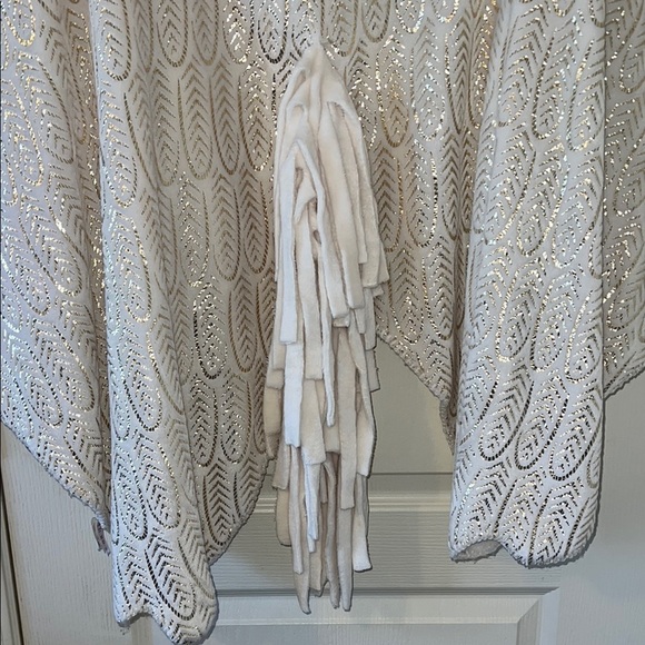 Cozy Cream Cape Unicorn Hooded Blanket with pockets - Picture 7 of 8